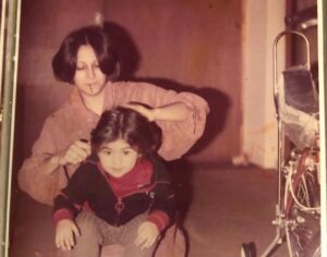 Azadeh Samadi Instagram - این موقع از سال بیشتر از همیشه یاد مادربزرگم می افتم 
در حیاط خانه ام راه می روم گلهای یاس رازقی را که مادربزرگم عاشق اش بود جمع می کنم و به یادش در کاسه آبی می گذارم 
 او آنها را اما در جانمازش می گذاشت
به گمانم همه مادربزرگ ها جانمازی پر از گلهای یاس رازقی داشتند 
انگار این یک رسم ناگفته ایرانیست بین مادربزرگهای نسل ما 
همین روزها بود که بعد از سکته مغزی و سه ماه بستری بودن در بیمارستان فوت کرد
مادرم در تمام سه ماه اصرار می کرد که بیا و ببینش 
دلم نمی خواست بروم و بدن زخمی او را بر تخت بیمارستان ببینم که در کما بود
دلم می خواست شهرزاد قصه گویم در خاطرم همان شکلی که آخرین بار دیده بودم اش زنده می ماند 
۱۵ سال گذشته ولی من همچنان دلم برای او و قصه هایش تنگ می شود 
برای زنی ساده دل که با یادآوری خاطرات گذشته هندی وار زندگی اش غمگین می شد و اشک می ریخت و با شنیدن موزیکی شاد بشکن می زد و می زد زیر آواز و از ته دل می خندید و با من بازی های کودکانه می کرد. 
چند روز پیش رفتم لاهیجان و مادرم به یاد او برای من «کال کباب»* درست کرد
چون مادربزرگم «کال کباب» هایش تعریفی بود و من عاشق این مزه کنار غذا که بادنجان و سیر و انار و گردو دارد و باید همه را در «نمکار»* طوری سابید که مزه ها با هم مخلوط شوند 
و من بعد از خوردن «کال کباب» دستپخت مادرم به این سه نسل اندیشیدم‌ 
به مادربزرگم که یک فرزند داشت و بند دلش آویزان به او بود و برای من که اولین نوه اش بودم کلی از خودش در ذهن و خاطراتم باقی گذاشته 
به مادرم که سه فرزند دارد و فعلأ نوه ای ندارد و در دل و ذهن فرزندانش یادگاری های زیادی از خود به جا گذاشته 
و به خودم که فرزندی ندارم ولی پشیمان نیستم 
شاید روزی حسرت بخورم که کاش فرزندی داشتم و شاید نوادگانی که در یادشان اثرگذار بودم و قصه ها برایشان تعریف می کردم و آنها یادم را زنده می کردند با خاطراتم 
احساس می کنم انسان ها تا وقتیکه در یادها باقی اند همچنان زنده اند.

اما کفایت نمی کند
به دلایل خودخواهانه هیچ وقت دلم نخواسته والد فرزندی باشم 

شاید اگر جهان جای بهتری بود و این روزگار انقدر غمگین نبود …

*«کال کباب»: پیش غذای گیلانی خوشمزه که در ترکیباتش سیر فراوان و انار و بادنجان و گردو دارد و کنار خیلی از غذاهای گیلانی سرو می شود. 

*«نمکار»: نمکار یا نیمکار وسیله ای است که در زمان های نه چندان دور از آن به عنوان خرد کردن و سابیدن سبزی ، گردو ، سیر و … در گیلان استفاده می شد.