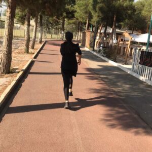 Azadeh Samadi Instagram - همیشه بعد از گذراندن روزهای سخت فهمیدم که چقدر بزرگ تر شدم، آموختم، رشد کردم، قوی تر شدم
در ابتدای سختی همواره کمی ترسیدم بعد غرور و عزت نفسم خودی نشان می داد 
مرحله بعد‌ تلاشم برای برخواستن بود همچون آهو بره ای تازه تولد یافته 
قدم برداشتم ابتدا کمی کند سپس با اعتماد به نفس بیشتر وقتیکه احساس کردم زمین زیر پایم سفت است
در مسیر با سنگلاخ ها و چاله ها و موانع بسیار مواجه شدم و تلاش های مجددم برای ادامه مسیر
سپس دریافتم که با هر بار زمین خوردن باید برخواست این قانون زندگیست
پس مصمم لباس رزم پوشیدم و پاپوش دویدن به پا 
دویدم 
در ابتدا سخت با نفس هایی به شماره افتاده اما دویدم 
زمانی دیرتر دیگر حتی اندیشه ای نبود، رنجی نبود 
فقط و فقط لذت بود از حال خوش دویدن، از بادی که نوازشم می کرد و شوق زندگی 
باید دوید پیوسته، صبورانه، پرقدرت در مسیر زندگی و با آگاهی «هر روز صبح در جنگل آهویی از خواب بیدار می شود که می داند باید از شیر تندتر بدود تا طعمه او نگردد و شیری که می داند باید از آهویی تندتر بدود تا گرسنه نماند
مهم نیست شیر باشی یا آهو با طلوع هر آفتاب با تمام توان آماده دویدن باش » نلسون ماندلا
 @tehrun_club