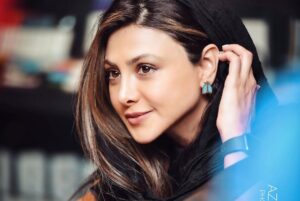 Azadeh Samadi Instagram - همراه با خانم لیلی گلستان عزیز، دیشب در رونمایی سی دی “زندگی در پیش رو” تولید رادیو گوشه، در کتابفروشی نشر ثالث هدیش مال 
تشکر ویژه از سینا جعفریه و پوریا عالمی عزیز 
و ممنونم از همه همکارانی که زحمت کشیدیند
@golestanlili 
@pouria.alami 
@sina.jafarieh 
@saless.bookstores 

📸 @armin__ahmari ✨🤍