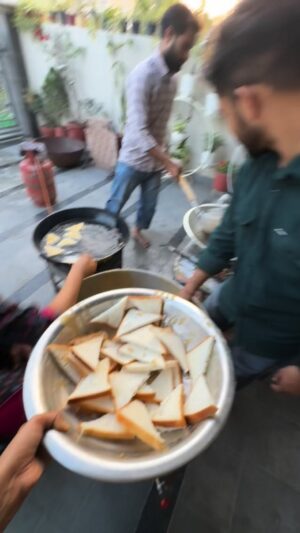 Baani Sandhu Instagram - Menu food serve karna te aap cook karna bohat jyada psand aw ..
Meri dilon tmanna c v Langar bina Kise professional cook ton ya halwayi ton , asi sari family aap bnaiye te saarean ch serve kariye ..
Meri family te mere staff bina eh bilkul v possible ni c šš
My staff is too good š Hmesha keh dinde aw mam tusi bas dso krna ki aw asi naal ha š¤š