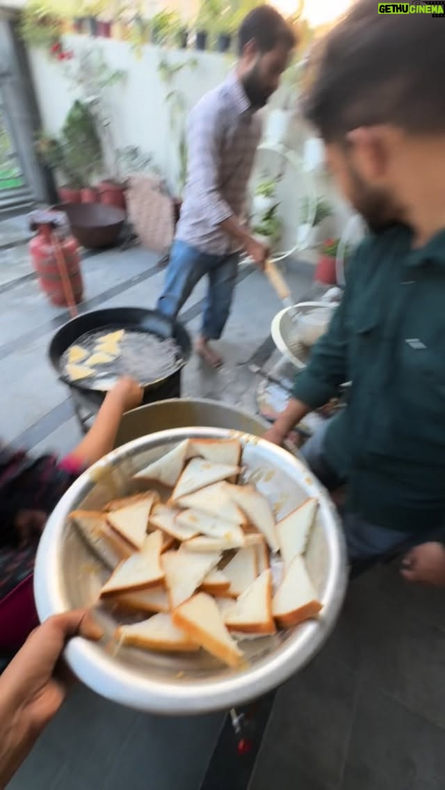 Baani Sandhu - 127.5K Likes - Menu food serve karna te aap cook karna bohat jyada psand aw .. 

Meri dilon tmanna c v Langar bina Kise professional cook ton ya halwayi ton , asi sari family aap bnaiye te saarean ch serve kariye .. 
Meri family te mere staff bina eh bilkul v possible ni c 🙏🙏
My staff is too good 😊 Hmesha keh dinde aw mam tusi bas dso krna ki aw asi naal ha 🤗🙏