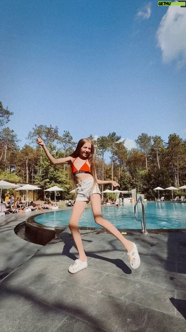 Bade Arazlı - 1.1K Likes - Benim elbisem sence sana yakışır mı 🫢💅💓✨

#badearazlı #seninolsun #cocukoyuncu #cocukmodel #oyuncu #şarkıcı #dansçı #kidfluencer #model #alıșveriș #benimlehazırlan