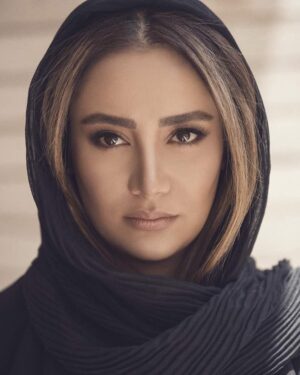 Bahareh Afshari Instagram - اینروزها میتونم بگم اکثر اوقات  آرایش نمیکنم 
زمانی رو که سالها پیش برای رنگین کردن موهایم میذاشتم نمیگذارم نه به این خاطر که بی انگیزه و بی امید هستم .
برای اینکه یاد گرفتم دیگه صورتم رو با سیلی سرخ نگه ندارم بیشتر خودم باشم اگر حوصله ندارم خب ندارم و لبخندهایم واقعی باشد.
این عکس برای سه سال پیش است که همیشه آراسته و با لبخند مصنوعی بودم اما ته چشمانم امیدی به بهبود اوضاع نداشت.
امروزم را بیشتر دوست دارم .واقعی تر هستم اما امیدم هر روز بیشتر است چون یاد گرفتم فقط خودمان میتوانیم حال خودمان را خوب کنیم.
و برای شما دوست عزیزی که فرمودید ما پر از نشاط هستیم واقعیت این است که نیستیم . 
اما یاد گرفتیم از روزهای سخت مان عبور کنیم و مسئولیت کارهایمان رو به عهده بگیریم و همچنان رویاهایمان را دنبال کنیم و با همه دردهایمان امید داشته باشیم چیزی که شما مدعی بودی برایمان به ارمغان میاوری و نیاوردی .
اما ما مردم تاکید میکنم «مردم »پر از امید هستیم و خودمان برای خودمان تدبیر میکنیم.
ما ناجی خودمان هستیم .