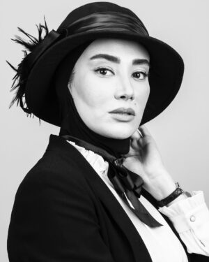 Bahareh Afshari Instagram - آينه ام در دستانت، بشكنى ام هزار تكه مى شوم! من انعكاسِ لحظه هاى حاضرم. مى بازم و مى برم...