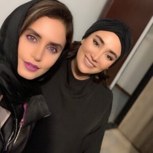 Bahareh Afshari Instagram - الناز جانم يادم رفت ديشب بهت بگم به نظرم اگه ميتونى جاى قلب و صورتت رو باهم عوض كن چون به مراتب زيباتر از اينى كه هستى  ميشى😘😉
پشت صحنه زيبايي گاهى زن است دقايقى قبل از اجرا...👈❤️👉