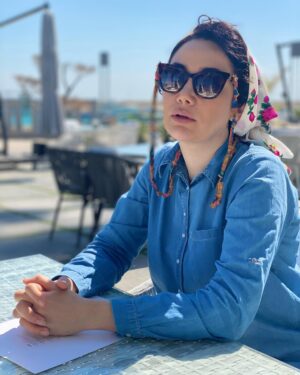 Bahareh Afshari Instagram - هر چه در این پرده نشانت دهند
گر نپسندی به از آنت دهند 

سینه مکن گر گهر آری به دست
بهتر از آن جوی که در سینه هست

هر که علم بر سر این راه برد
گوی ز خورشید و تک از ماه برد

نظامی