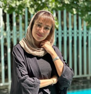 Bahareh Afshari Instagram - گفتم معنی خدا عشق خانواده میده
گفت مطمئنی !واسه همیشه  رو دستت میمونه ها پاک نمیشه
گفتم :اره
یه ماه بعد بهم گفتن در اصل معنی جاودانگی میده
و روی دست هاجر برای همیشه ثبت شد و جاودانه موند…
#هاجر _حیثیت_گمشده