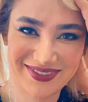 Bahareh Afshari Instagram - از هر چیز غلیظی دوری میکنم
چون شبیه من واقعی نیست 
تصویری محبوبتر از من واقعی است
من انقدر شیرین، با محبت و دلنشین نیستم و نخواهم بود 
انسانم با همه خصلت هایی که تو دوست نداری...
این عکس هم دوست ندارم اما خوراک فضای مجازیست و تلاشی برای ابراز وجود پوچ 
که از من برنمیاد...