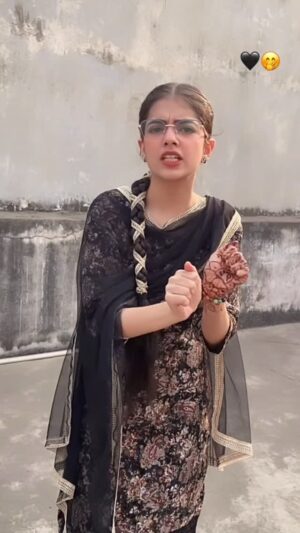 Bani Kaur Instagram - Gora rang haaniya🌸✨
#trending #promotion #punjabisongs