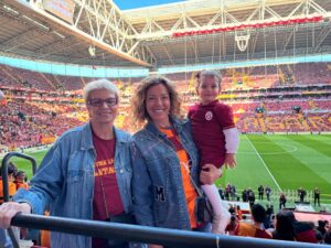 Banu Akdeniz Instagram - Ali Sami Yenle ilk tanışmam 15 yaşında babanemle oldu,evin tüm erkekleri fenerbahçeli olduğu için beni maça götürmeyi kabul eymediler(iyi ki etmemişler).Babaannemle gitmek o kadar uğurlu geldi ki dört sene üst üste şampiyon olduk,sonra Uefa kupası ve süper kupa,dörtüncü yıldız derken,üst üste üç şampiyonluk daha ♥️💛 ve beklenen son annemle beraber ⭐️⭐️⭐️⭐️⭐️ kavuştuk.Allahıma şükürler olsun takımımın yaşattığı mutluluklar paha biçilemez.Mayıslar bizim dedik,öylede oldu🙏🙏🙏 Mayı ayının en güzel günü 19 Mayıs kutlu olsun,dün günlerden Galatasaraydı ,bugün canım Türkiyem 🇹🇷🇹🇷🇹🇷Mayıs ayının her gününe bir tarih düşmek adet oldu.Çok gururluyum çünkü Galatasaraylıyım ♥️💛 Çok şanslıyım çünkü Türküm,ne mutlu Türküm diyene ♥️💛🇹🇷