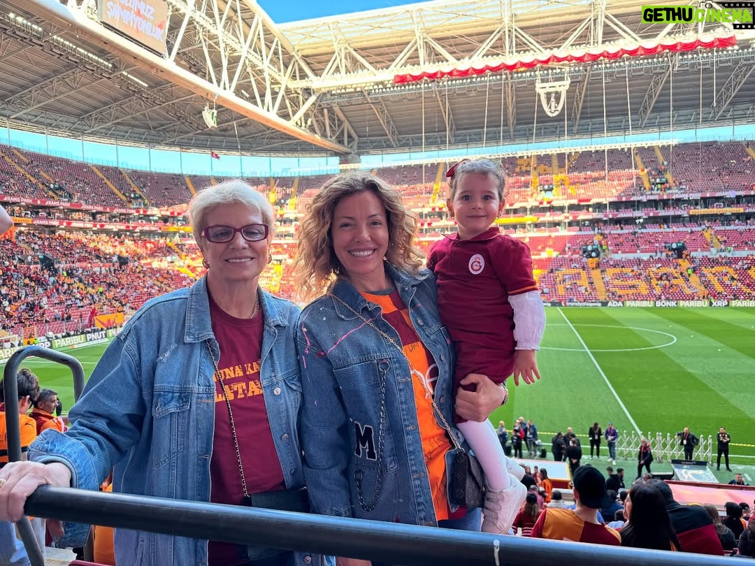Banu Akdeniz - 1.9K Likes - Ali Sami Yenle ilk tanışmam 15 yaşında babanemle oldu,evin tüm erkekleri fenerbahçeli olduğu için beni maça götürmeyi kabul eymediler(iyi ki etmemişler).Babaannemle gitmek o kadar uğurlu geldi ki dört sene üst üste şampiyon olduk,sonra Uefa kupası ve süper kupa,dörtüncü yıldız derken,üst üste üç şampiyonluk daha ♥️💛 ve beklenen son annemle beraber ⭐️⭐️⭐️⭐️⭐️ kavuştuk.Allahıma şükürler olsun takımımın yaşattığı mutluluklar paha biçilemez.Mayıslar bizim dedik,öylede oldu🙏🙏🙏 Mayı ayının en güzel günü 19 Mayıs kutlu olsun,dün günlerden Galatasaraydı ,bugün canım Türkiyem 🇹🇷🇹🇷🇹🇷Mayıs ayının her gününe bir tarih düşmek adet oldu.Çok gururluyum çünkü Galatasaraylıyım ♥️💛 Çok şanslıyım çünkü Türküm,ne mutlu Türküm diyene ♥️💛🇹🇷