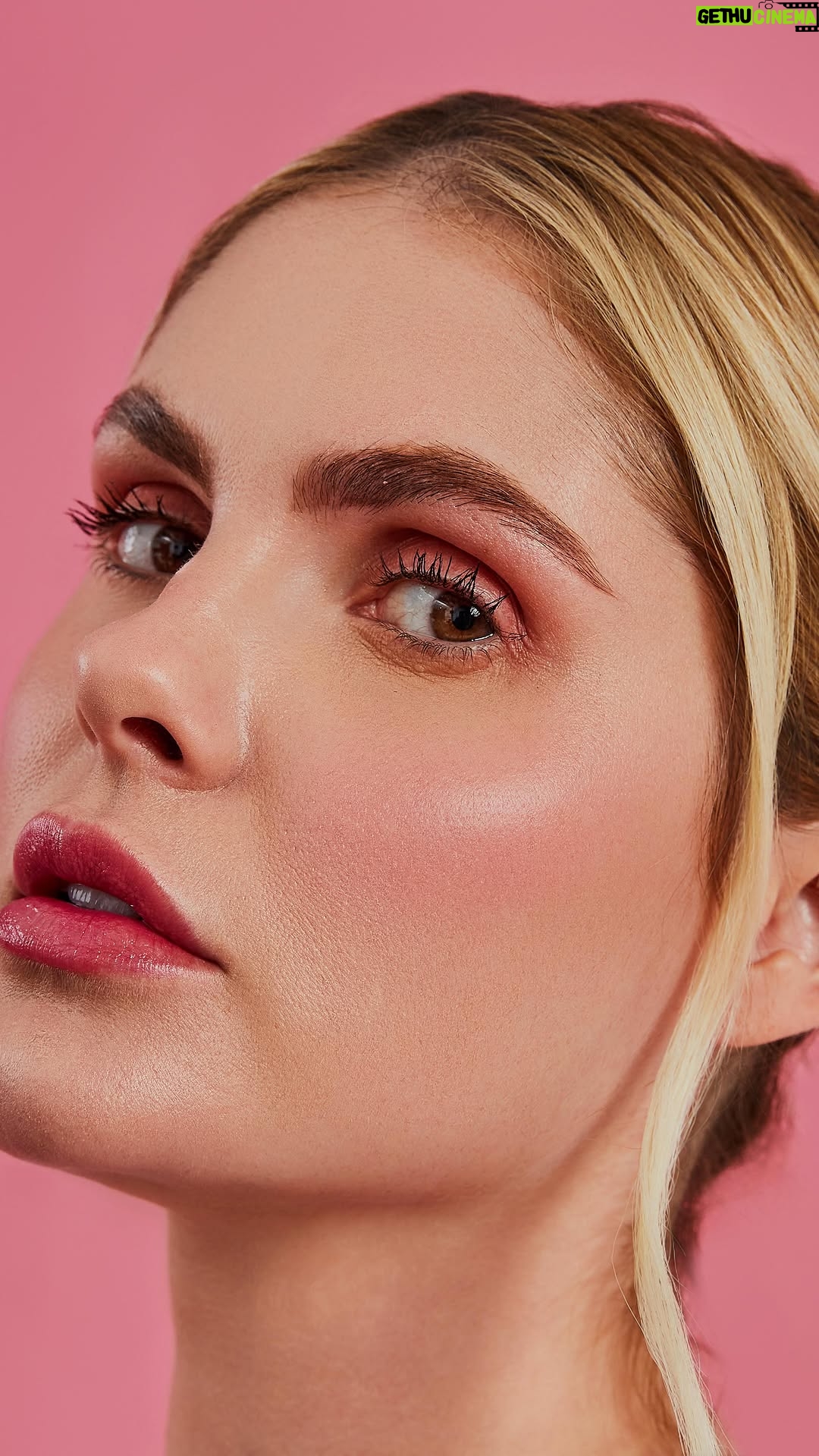 Bárbara Evans - 3 Likes - ✨Nosso queridinho 3 em 1 em ação!✨

Versátil, compacto e poderoso!
Ele pode ser usado nos olhos, lábios e bochechas – perfeito pra quem ama praticidade e resultado.
🌈 E o melhor: ele reage com o pH da sua pele, criando um tom único só seu.
Cabe até nas bolsas mais pequenas e pode ser aplicado com pincel ou com o dedo, do jeito que você preferir. 💕

É ou não é um produto diferenciado no Brasil?
Conta aqui nos comentários: você já testou? Gostou? 💬👇

#phjellyblushstick #izthemoment #timeiz #glowiscoming #belezaautentica #multifuncional #glowreal #makeglow #skincaremakeup