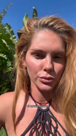 Bárbara Evans Instagram - Marquinha de sol leve, saudável e natural, sem exagero.
Nosso stick reage com o pH da sua pele, então o tom se adapta a você, deixando uma cor única. 💖
Espalhou com o dedo, prontinho!!
Pode pegar sol, pode se molhar, pode curtir o verão… que ele continua lá, intacto 💦✨
Verão é sobre pele bonita, leve e sem esforço.