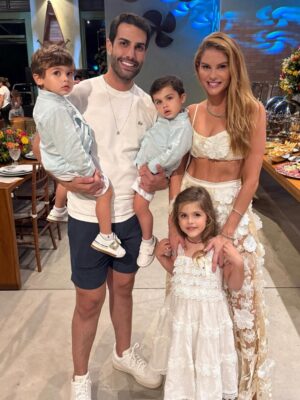 Bárbara Evans Instagram - Nossa família ❤️✨