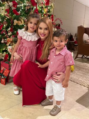 Bárbara Evans Instagram - FELIZ NATAL PARA TODOS VOCÊS, COM MUITO AMOR ❤️
Muitas tentativas de foto 🤣