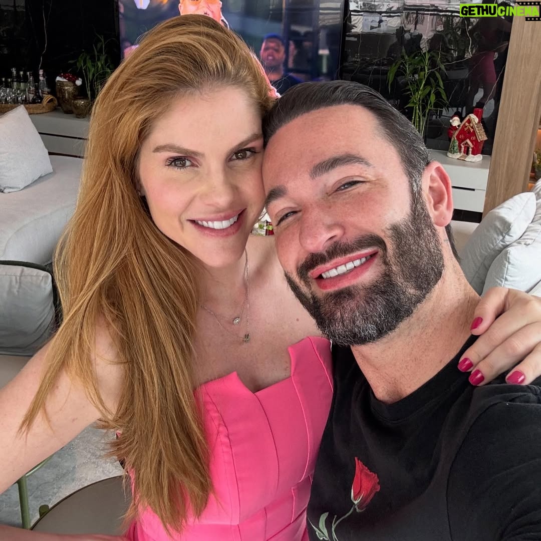 Bárbara Evans - 3 Likes - Boa tarde meu povo 💙
Matando a saudade dessa amiga e irmã ❤️
Uma vida juntos, compartilharmos momentos inesquecíveis! Até minha medalha olímpica você estava no dia ✅
Quantos anos de Baro kkkkkkkkkk Natal juntos, férias e etc! 
Te amo mais que chocolate 🍫
Hoje fazem 3 anos do seu casamento! Última vez que estávamos juntos 🩵