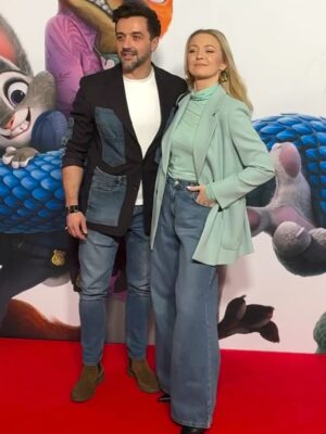 Barbara Kurdej-Szatan Instagram - Aaaaale świetny ten „Zwierzogród 2”🐰🦊🐑💪🏼🧡

Tyle się dzieje! :D moja WiceBurmistrz Obłoczek co prawda jest w mocno kiepskiej sytuacji 😂🐑 ale za to koniec zwiastuje co nieco…😜 ja w każdym razie trzymam za nią mocno kciuki✊🏼🥰

Na drugim zdjęciu zobaczycie zdjęcie tzw „postaciowe”! Czyli genialna jak zawsze @_julia_kaminska_ jako Judy Hoops🐰 @sebastian_perdek jako Pazurian Clawhauser🐯 i całkiem nowa zaskakująca postać @wesoly57 jako Rysio Rysiowiecki🐱 
Brawa dla całej genialnej ekipy dubbingowej!👏🏼👏🏼👏🏼
Reżysera @grzegorzpawlak.ig i of course @paweldomagala jako Nick Bajer🦊 👏🏼💪🏼👌🏼

Idźcie do kin! :))) 

#zwierzogród2 #kino #dubbing
