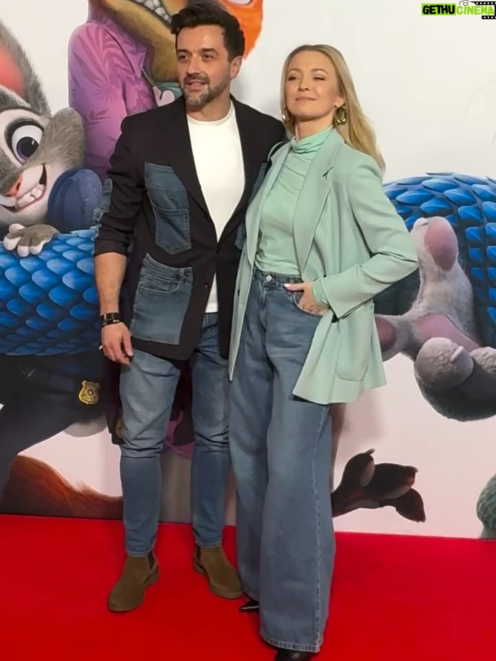 Barbara Kurdej-Szatan - 3.7K Likes - Aaaaale świetny ten „Zwierzogród 2”🐰🦊🐑💪🏼🧡

Tyle się dzieje! :D moja WiceBurmistrz Obłoczek co prawda jest w mocno kiepskiej sytuacji 😂🐑 ale za to koniec zwiastuje co nieco…😜 ja w każdym razie trzymam za nią mocno kciuki✊🏼🥰

Na drugim zdjęciu zobaczycie zdjęcie tzw „postaciowe”! Czyli genialna jak zawsze @_julia_kaminska_ jako Judy Hoops🐰 @sebastian_perdek jako Pazurian Clawhauser🐯 i całkiem nowa zaskakująca postać @wesoly57 jako Rysio Rysiowiecki🐱 
Brawa dla całej genialnej ekipy dubbingowej!👏🏼👏🏼👏🏼
Reżysera @grzegorzpawlak.ig i of course @paweldomagala jako Nick Bajer🦊 👏🏼💪🏼👌🏼

Idźcie do kin! :))) 

#zwierzogród2 #kino #dubbing