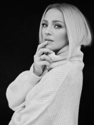 Barbara Kurdej-Szatan Instagram - Dużo miłości Kochani w 2026 Wam życzę🤍🫶🏼🤍

A takie szałowe portrety robi @nderewiczphotography - jeśli też chcecie, to uderzajcie do niej :)))))

#love