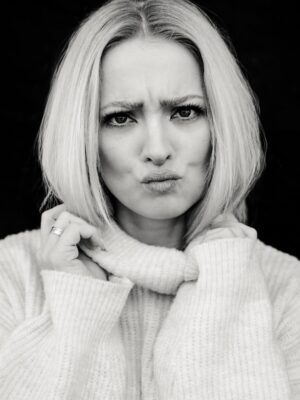 Barbara Kurdej-Szatan Instagram - 1. Mój stan na dziś
2. Moja reakcja na ten stan
3. Moja reakcja na myśl, że zaraz zrobię sobie domowe spa
4. A potem się zastanowię co dalej. 

Fotki @nderewiczphotography 
#dobranoc #ktoświętujetenświętuje #nowaprzygoda