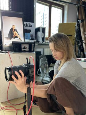 Barbara Kurdej-Szatan Instagram - @j.gajewska.studio obrabiaj te foty :P 

Taki nasz mały backstage z ostatniej sesji… :)

#📸 #sesja #foto #photosession #kobiecość #woman #womansupportingwoman #ataksobiezaszalałyśmy