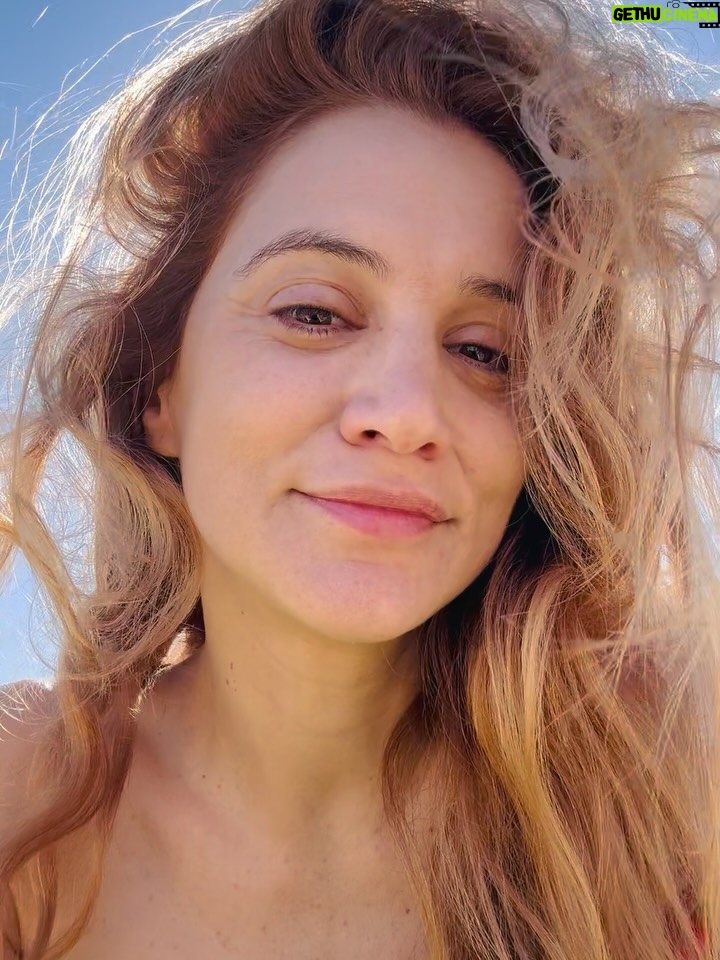 Bárbara Lombardo - 20.4K Likes - Sal, pelo, papas fritas, mates, mar, noctilucas, amigxs, estrellas, sol, nubes, arena, rezar, silencio, piel, respirar...
🇺🇾☀️🩷