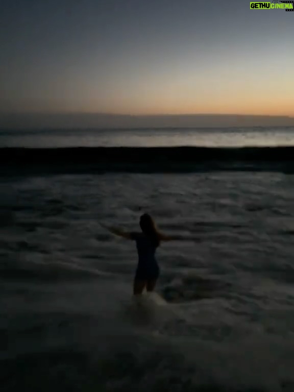 Bárbara Lombardo - 20.4K Likes - Sal, pelo, papas fritas, mates, mar, noctilucas, amigxs, estrellas, sol, nubes, arena, rezar, silencio, piel, respirar...
🇺🇾☀️🩷