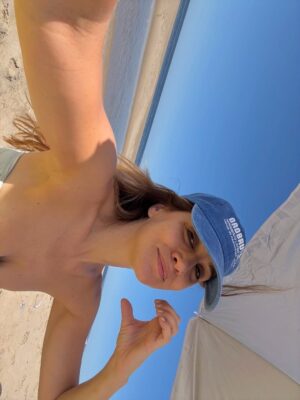 Bárbara Lombardo Instagram - Sal, pelo, papas fritas, mates, mar, noctilucas, amigxs, estrellas, sol, nubes, arena, rezar, silencio, piel, respirar...
🇺🇾☀️🩷