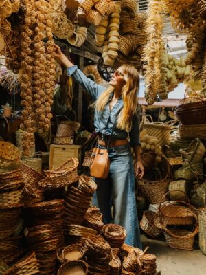 Bárbara Lombardo Instagram - Flores, hierbas medicinales y artesanías. Fan declarada del Mercado 4 de Asunción, Paraguay 🌿✨ @saltanpepajeans 🫶🏻
•
•
Ph @erwinbuka
