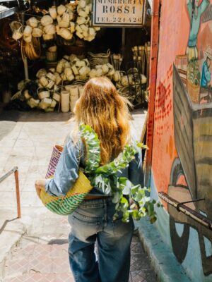 Bárbara Lombardo Instagram - Flores, hierbas medicinales y artesanías. Fan declarada del Mercado 4 de Asunción, Paraguay 🌿✨ @saltanpepajeans 🫶🏻
•
•
Ph @erwinbuka
