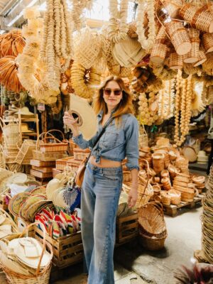 Bárbara Lombardo Instagram - Flores, hierbas medicinales y artesanías. Fan declarada del Mercado 4 de Asunción, Paraguay 🌿✨ @saltanpepajeans 🫶🏻
•
•
Ph @erwinbuka