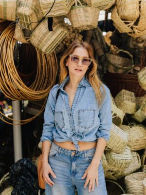 Bárbara Lombardo Instagram - Flores, hierbas medicinales y artesanías. Fan declarada del Mercado 4 de Asunción, Paraguay 🌿✨ @saltanpepajeans 🫶🏻
•
•
Ph @erwinbuka