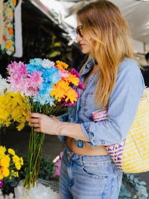 Bárbara Lombardo Instagram - Flores, hierbas medicinales y artesanías. Fan declarada del Mercado 4 de Asunción, Paraguay 🌿✨ @saltanpepajeans 🫶🏻
•
•
Ph @erwinbuka