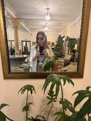 Bárbara Lombardo Instagram - 1.Navidad en @granhoteldelparaguay 🫶🏻 🎄🎄🎅 
( mini black dress de @complotrock 💥) 
2. FILM not DEAD @malloryproductions 
3.Cielo y palmeras Paraguayas.
4. VITAMINA D
5. 🦂🦂🦂🦂🦂
6. Este sonido <#
7. Delicia 
8. Selfie
9. <3
10. Silvia la gema del Gran Hotel 🩷
11. Cafecitossss
12. Yo pues..
13. Bellezaaaa
14. Detoxxx
15. Fan del verde for ever.🌱
16 Skin care siempre 💞
17. Banquen que averiguo el nombre de este fruto.
20 MAAAALLLORRRYYYYY 💥💥💥💥💥💥