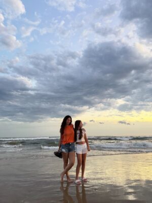 Bárbara Lombardo Instagram - Sal, pelo, papas fritas, mates, mar, noctilucas, amigxs, estrellas, sol, nubes, arena, rezar, silencio, piel, respirar...
🇺🇾☀️🩷