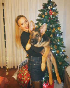 Bárbara Parada Instagram - O primeiro Natal do meu bebé🥹🐾🎄
Feliz Natal a todos, sejam felizes❤️