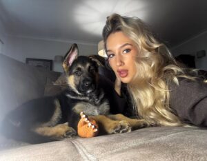 Bárbara Parada Instagram - As pessoas gostaram tanto destas fotografias que até vieram para o feed🐾 E merecia um prémio por ter conseguido tirar estas selfies com ele quietinho, é tão difícil🫣🩵