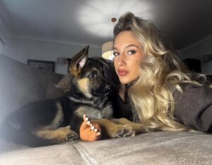 Bárbara Parada Instagram - As pessoas gostaram tanto destas fotografias que até vieram para o feed🐾 E merecia um prémio por ter conseguido tirar estas selfies com ele quietinho, é tão difícil🫣🩵