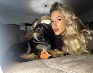 Bárbara Parada Instagram - As pessoas gostaram tanto destas fotografias que até vieram para o feed🐾 E merecia um prémio por ter conseguido tirar estas selfies com ele quietinho, é tão difícil🫣🩵