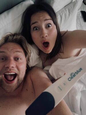 Barbara Sloesen Instagram - We kunnen het zelf nog nauwelijks geloven!

Na jaren van hopen, teleurgesteld zijn, twijfelen, onderzoeken, niets vinden, naar het buitenland gaan, toch iets vinden, spanning, de vraag ‘kan het überhaupt’, nog meer onderzoeken, en nog meer onderzoeken, pillen in de aanslag, operaties gepland, angst en onzekerheid durven we nu eindelijk een beetje te geloven dat het toch echt zo is! Er is een kleine Hofman-Sloesen op komst en ik ben zwanger. Zelfs het typen voelt nog onwerkelijk. 

In Nederland werden we na een aantal standaard onderzoeken al gauw weggestuurd met de boodschap: blijf maar proberen. Maar met proberen verstrijkt ook de tijd. In leeftijd ongelooflijk snel, in dagen van (wan)hoop ongelooflijk traag. In België werd adenomyose en een afwijkende vorm vastgesteld. Dat houdt in dat het heel moeilijk is om natuurlijk zwanger te worden. Adenomyose (ik had er nog nooit van gehoord) is een vorm van endometriose maar dan in spierwand van de baarmoeder. Verklaarde wel meteen de pijn die ik elke maand ervaarde. Om hier wat aan te doen werden meteen twee operaties ingepland. Voorafgaand moest ik beginnen aan pillen die me tijdelijk in de overgang zouden brengen. Op de dag dat ik daarmee zou beginnen deed ik toch even een test voor de zekerheid. Loslaten noemt men dat; wij noemen het een ongelooflijk wonder. 

We hebben de afgelopen jaren ook zo vaak dit soort berichten voorbij zien komen terwijl wij een negatieve test of uitslag hadden, dus weten ook hoe confronterend deze post kan zijn. Weet dat we met jullie mee blijven wensen en hopen. Liefs Joost & Barbara♥️