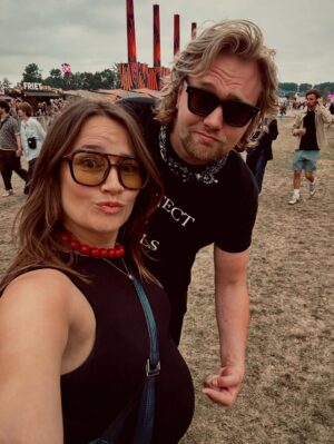 Barbara Sloesen Instagram - We kunnen het zelf nog nauwelijks geloven!

Na jaren van hopen, teleurgesteld zijn, twijfelen, onderzoeken, niets vinden, naar het buitenland gaan, toch iets vinden, spanning, de vraag ‘kan het überhaupt’, nog meer onderzoeken, en nog meer onderzoeken, pillen in de aanslag, operaties gepland, angst en onzekerheid durven we nu eindelijk een beetje te geloven dat het toch echt zo is! Er is een kleine Hofman-Sloesen op komst en ik ben zwanger. Zelfs het typen voelt nog onwerkelijk. 

In Nederland werden we na een aantal standaard onderzoeken al gauw weggestuurd met de boodschap: blijf maar proberen. Maar met proberen verstrijkt ook de tijd. In leeftijd ongelooflijk snel, in dagen van (wan)hoop ongelooflijk traag. In België werd adenomyose en een afwijkende vorm vastgesteld. Dat houdt in dat het heel moeilijk is om natuurlijk zwanger te worden. Adenomyose (ik had er nog nooit van gehoord) is een vorm van endometriose maar dan in spierwand van de baarmoeder. Verklaarde wel meteen de pijn die ik elke maand ervaarde. Om hier wat aan te doen werden meteen twee operaties ingepland. Voorafgaand moest ik beginnen aan pillen die me tijdelijk in de overgang zouden brengen. Op de dag dat ik daarmee zou beginnen deed ik toch even een test voor de zekerheid. Loslaten noemt men dat; wij noemen het een ongelooflijk wonder. 

We hebben de afgelopen jaren ook zo vaak dit soort berichten voorbij zien komen terwijl wij een negatieve test of uitslag hadden, dus weten ook hoe confronterend deze post kan zijn. Weet dat we met jullie mee blijven wensen en hopen. Liefs Joost & Barbara♥️