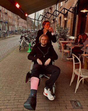 Barbara Sloesen Instagram - 4x december met de liefde van mijn leven. Volgend jaar december is daar een nieuwe liefde bij. Ik hoop op oneindig veel decembers, wat is het leven mooi met jou. ♥️