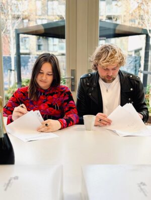 Barbara Sloesen Instagram - Nooit verwacht dat de helse onderzoeken, niet voldoende gevulde potjes (Joost), een pan gyoza door de keuken gooien (Bar) en alle andere verhalen die zich bij ons de afgelopen tijd hebben opgestapeld, en die de komende maanden gaan afspelen, uiteindelijk de inhoud van een boek zullen worden. Ons boek! Dank voor het vertrouwen, het enthousiasme en de lieve ontvangst @xanderuitgevers, @stenlesfruits en @lottezegt.