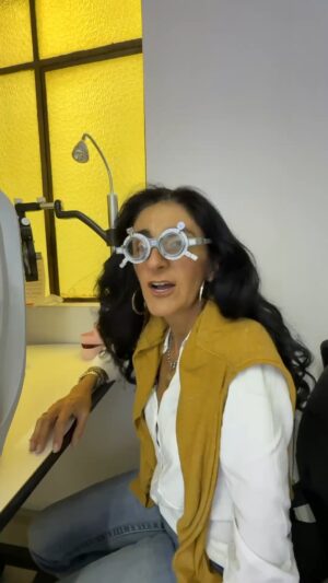 Bárbara Torres Instagram - Tuve que caminar con estos lentes cuando me hicieron examen de la vista en @_mioptica