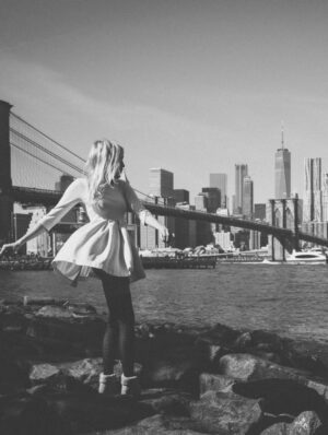 Barbora Jánová Instagram - NYC vždy byl a bude mojí duší. Chybí mi ten vibe. Vždycky, když jsem tam přijela, měla jsem pocit, že mě to město obejmulo a byla jsem doma, i když jsem tam ve skutečnosti nikdy nežila. Ale každý podzim mě přepadne takový zvláštní stesk do „domově” a chci utéct. NY je prostě místo, které zrcadlí mou duši. Máte také takové svoje město/zemi/moře/kuře/staveni? Napište mi jaké, prosím 😍😍😍 #nyc
Fotky od @misha.photo Chybís ❤️