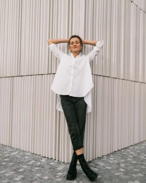 Barbora Jánová Instagram - Každý den je nová epizoda.
Někdy vezmeš střevíčky,
někdy stačí kamizola.
Neřešit v hlavě červíčky.
A prostě žít.
Být.
A milovat.
To jsem zase napsala blábol, co? 🤍😀🤍
Moc děkuju za boží fotkyy @freedomartin