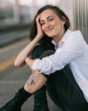 Barbora Jánová Instagram - Každý den je nová epizoda.
Někdy vezmeš střevíčky,
někdy stačí kamizola.
Neřešit v hlavě červíčky.
A prostě žít.
Být.
A milovat.
To jsem zase napsala blábol, co? 🤍😀🤍
Moc děkuju za boží fotkyy @freedomartin