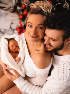 Barbora Mottlová Instagram - Plevíci Vám přejí požehnané svátky ❤️❤️❤️❤️

Za tyto krásné a upřímné fotky našich prvních  společných Vánoc jako kompletní rodinka z tepla našeho domova vděčíme @veronika_machacova_foto 💝

#rodinajestejnenejvic #domauPleviku #vanoce #rodina #laska