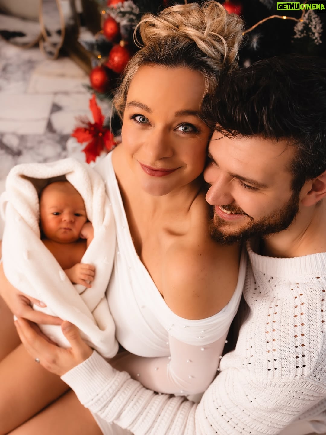 Barbora Mottlová - 8.6K Likes - Plevíci Vám přejí požehnané svátky ❤️❤️❤️❤️

Za tyto krásné a upřímné fotky našich prvních  společných Vánoc jako kompletní rodinka z tepla našeho domova vděčíme @veronika_machacova_foto 💝

#rodinajestejnenejvic #domauPleviku #vanoce #rodina #laska