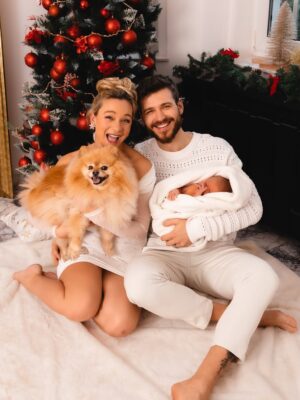Barbora Mottlová Instagram - Plevíci Vám přejí požehnané svátky ❤️❤️❤️❤️

Za tyto krásné a upřímné fotky našich prvních  společných Vánoc jako kompletní rodinka z tepla našeho domova vděčíme @veronika_machacova_foto 💝

#rodinajestejnenejvic #domauPleviku #vanoce #rodina #laska